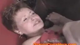 Granny saugt Schwanz, rotes Sofa, enge Nahaufnahme